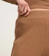 Pantalón de corte recto y tiro alto, confeccionado en tejido de punto texturizado con acabado suave. Presenta cintura fija y diseño de pierna ligeramente ancha.