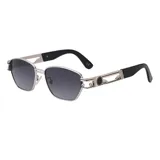 Lentes de sol con marco metálico negro y diseño geométrico. Cuentan con protección UV400 y patillas con detalle calado y logo grabado.