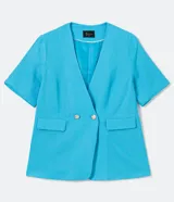 Blazer celeste de lino con escote en V, manga corta, cierre frontal con dos botones dorados y bolsillos de solapa.