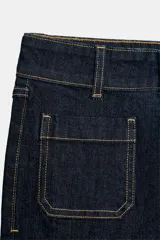 Jeans de tiro alto y corte mini flare en color azul oscuro, con diseño tobillero, bolsillos de plastrón delanteros y costuras en contraste.