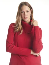 Buzo de punto color rojo con cuello volcado, mangas largas acanaladas y costura central vertical en el frente. Presenta un diseño con tajos laterales en el ruedo y una silueta relajada.