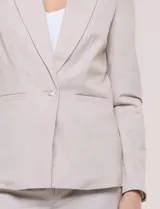 Blazer de sastre entallado color gris claro, con solapa de muesca clásica, cierre frontal de un solo botón y bolsillos frontales de vivo horizontales.