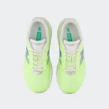 Championes de running New Balance modelo FuelCell Rebel v5, color verde neón con detalles en blanco y azul. Presentan una mediasuela con tecnología FuelCell de espuma PEBA para mayor retorno de energía y amortiguación, y una parte superior FANTOMFIT de diseño sin costuras para un ajuste óptimo.