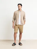 Bermuda color verde.