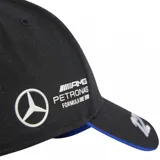 Gorra deportiva Adidas de color negro con diseño de la escudería Mercedes, presenta el logotipo de Mercedes-Benz bordado en blanco en el panel frontal y el emblema de Adidas en la visera, además de un detalle de ribete azul en el borde de la misma.