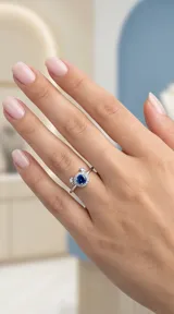 Anillo de plata 925 con diseño de reno, presenta una circonia central en color azul zafiro rodeada por pequeñas circonias blancas.