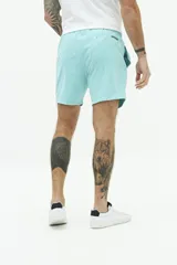 Short de baño liso con cintura elástica y cordón ajustable. Cuenta con dos bolsillos laterales, un bolsillo trasero y logo bordado en el ruedo. Confeccionado en tejido ligero de secado rápido.