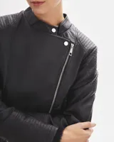 Campera negra de cuero sintético, con cierre lateral y detalles acolchados en hombros y mangas.