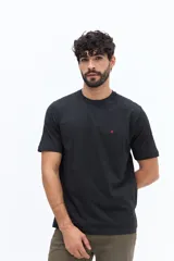 Remera básica de hombre con cuello redondo y manga corta, confeccionada en algodón. Presenta un pequeño logo bordado en color rojo en el pecho.