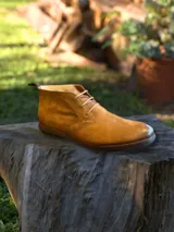 Botín acordonado color marrón de gamuza con suela de goma.