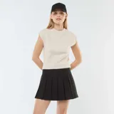 Minifalda negra de poliéster con diseño plisado y cintura alta.