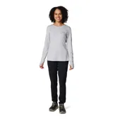 Remera de manga larga Columbia, color gris, con cuello redondo y orificios para los pulgares en los puños. Presenta tecnología de protección solar y absorción de humedad, con logo de la marca estampado en el pecho.