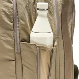 Mochila deportiva color verde oliva, confeccionada en material textil con acabado arrugado. Cuenta con compartimento principal amplio, bolsillo frontal con cierre, compartimento inferior independiente para calzado y tirantes ergonómicos ajustables. Incluye logo circular de la marca en el frente.