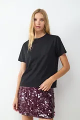 Remera básica negra de manga corta con cuello redondo y corte regular.