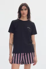 Remera de manga corta color negro con efecto washed, cuello redondo y detalle de bordado pequeño en el pecho.