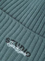 Gorro tipo beanie tejido en punto acanalado, color azul grisáceo, con detalle de logo bordado en la parte frontal.