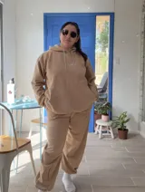 Pantalón deportivo de tiro alto con puños elásticos en los tobillos y bolsillos laterales.