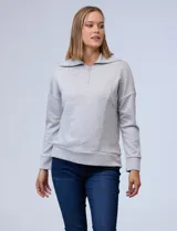 Buzo color rosa en tejido modal, marca French Laundry. Cuello solapa y escote con cierre metálico.