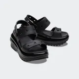 Sandalia Crocs Classic Mega Crush de color negro, con plataforma elevada y suela dentada. Presenta dos correas anchas en la parte delantera y una correa trasera ajustable.