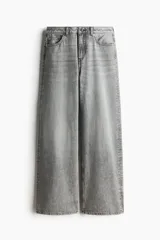 Jean de cinco bolsillos en denim de algodón rígido, de corte holgado estilo baggy, con piernas rectas y tiro alto. Presenta efecto deslavado y cierre con botón y cremallera.