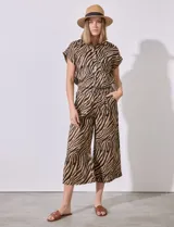 Pantalón capri de lino con estampado animal print de cebra, pretina ancha elastizada y bolsillos inclinados.