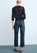 Jean de corte recto y tiro medio, con diseño crop y cinco bolsillos. Confeccionado en tejido de algodón estilo tejano vaquero, con cierre frontal de cremallera y botón.