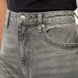 Pantalón de jean gris, de corte recto, con cintura alta y botamangas anchas con dobladillo.