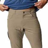 Pantalon de trekking Columbia color arena, con tecnologia de proteccion solar Omni-Shade y repelencia a la humedad Omni-Shield. Diseno de corte recto con tejido elastizado en cuatro direcciones.