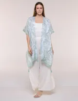 Kimono de gasa ligera con estampado floral en tonos de azul y blanco, silueta amplia, mangas cortas y detalle de borlas en el ruedo asimétrico.