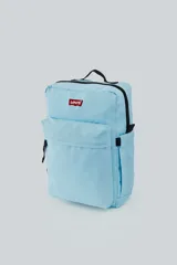 Mochila celeste de poliéster con logo de Levi's en etiqueta roja, asa de mano superior, cierre superior con doble cremallera, bolsillo frontal con cremallera y bolsillos laterales abiertos.