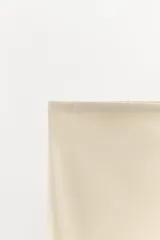 Shorts tipo lencero de tiro medio, confeccionado en tejido satinado con cintura elástica y detalle de aplicación de encaje a tono en el ruedo.