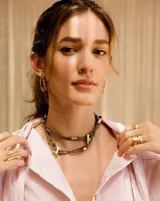 Aros colgantes con diseño orgánico inspirado en corales naturales, con acabado metálico brillante y cierre de perno con mariposa.