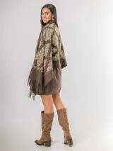 Bota de caña alta confeccionada en cuero descarne color habano, con taco cuadrado y punta redondeada.