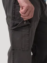 Pantalón cargo RKF modelo Pipo de color gris oscuro, corte moderno con bolsillos laterales con solapa y trabillas para cinturón.