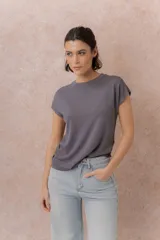 Remera tejida en seda fría color marrón, de calce relajado, cuello redondo y manga corta con terminación amplia.