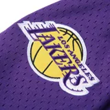Short de básquet color púrpura con cintura y ruedo en amarillo y azul. Logo de Los Angeles Lakers bordado en el frente y estrellas en los laterales.