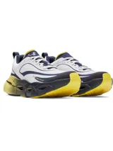 Championes de running Under Armour modelo Halo Racer, con diseño técnico de alto rendimiento. Presentan una parte superior de malla transpirable en color blanco con detalles en azul marino y amarillo. La entresuela destaca por su geometría de balancín con tecnología de amortiguación HOVR+ en tonos amarillo y gris oscuro, diseñada para maximizar el retorno de energía y la estabilidad.