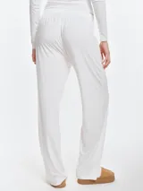 Pantalón de dormir de corte recto y calce relajado, confeccionado en viscosa con elastano de tacto suave. Presenta cintura elastizada para mayor comodidad y fluidez en la caída.