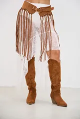 Pollera larga de encaje blanco con volados y transparencias.