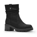 Bota de caña media confeccionada en cuero, con diseño de efecto arrugado en la parte superior y detalle de tira con botón a presión. Cuenta con taco cuadrado de altura media y suela track dentada.