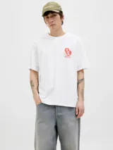 Remera blanca de algodón con cuello redondo y manga corta. Estampado en la espalda con un tigre, un sol y texto en color naranja.