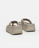 Sandalias de plataforma color gris topo, con tira ancha sobre el empeine y suela gruesa.