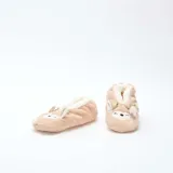 Pantuflas de felpa color beige con diseño de reno, interior forrado en material suave y detalles bordados en el frente.