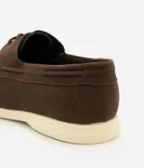Zapato dockside para hombre de Viko, confeccionado en material sintético con acabado simil gamuza en color marrón. Diseño clásico con cordones, punta redondeada, costura visible en la capellada y suela de goma termoplástica en color blanco.