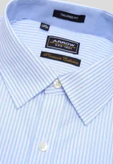 Camisa de vestir celeste a rayas verticales blancas, de corte clásico, con cuello inglés y mangas largas.