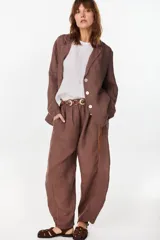 Pantalón de lino italiano color terracota, de corte relajado y fluido con cintura elástica fruncida.