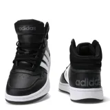 Championes de corte medio Adidas Hoops 3.0, color negro con las icónicas tres tiras laterales en blanco. Presentan una suela de goma blanca, cierre con cordones negros y cuello acolchado para mayor soporte.