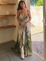 Vestido largo verde con diseño estampado tipo tie-dye y detalles dorados, de corte fluido, un solo hombro y diseño amplio.