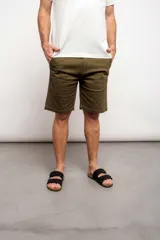 Bermuda lisa de corte clásico, con bolsillos laterales y traseros.