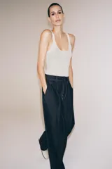 Top de punto fino con escote redondo y diseño sin mangas, de ajuste al cuerpo.